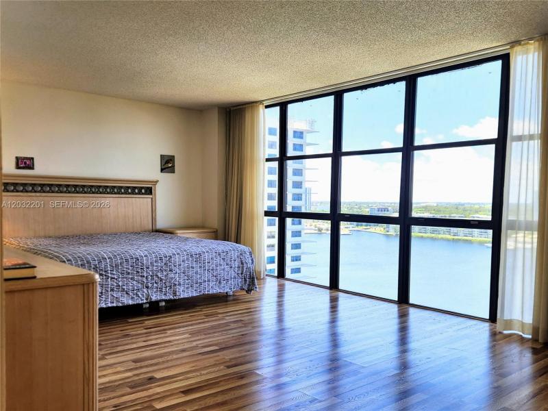 Comprar apartamento no Biscayne Cove 1710