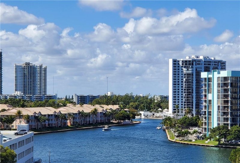 Condo for sale at Sea Air Towers 727