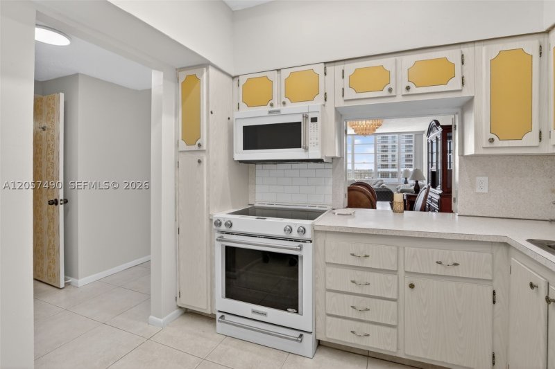 Apartment for rent at Imperial Towers PH-19