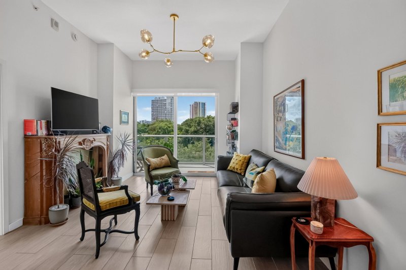 Condo for sale at Le Parc at Brickell 413