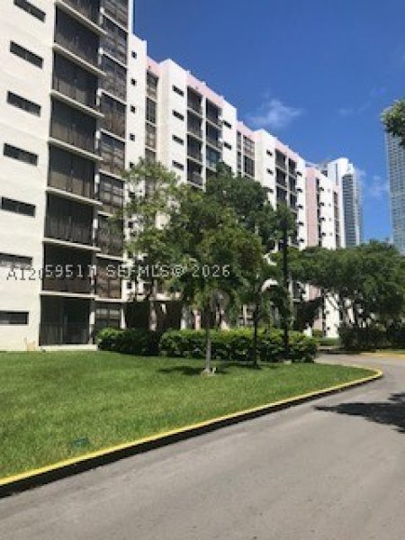 Apartment for rent at Plaza of the Americas 910