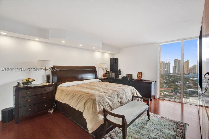 Apartment for rent at Turnberry Towers 26E