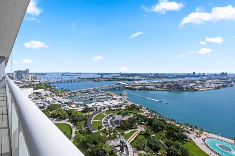 Comprar apartamento no 50 Biscayne 4706