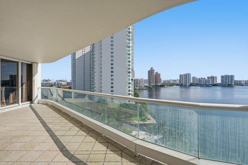Comprar apartamento no 7000 Williams Island 907
