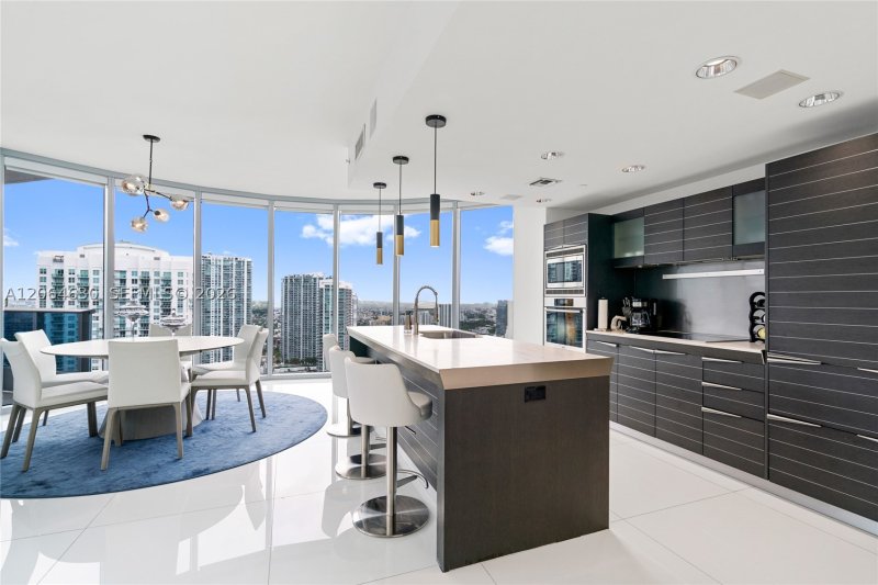Apartment for rent at Epic Miami 3802