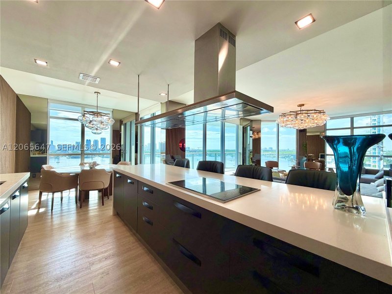Comprar apartamento no Marina Palms Yacht Club 1409