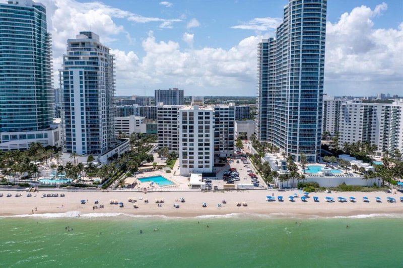 Condo for sale at Alexander Towers 203