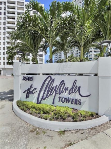 Condo for sale at Alexander Towers 203