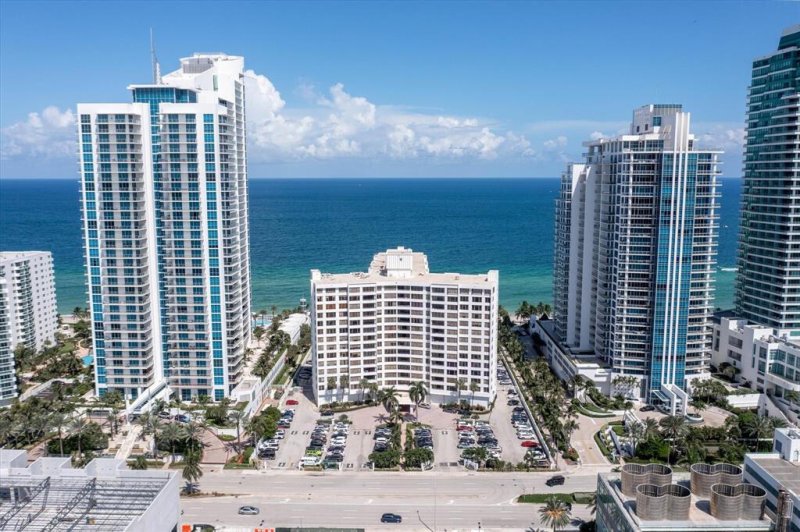 Condo for sale at Alexander Towers 203