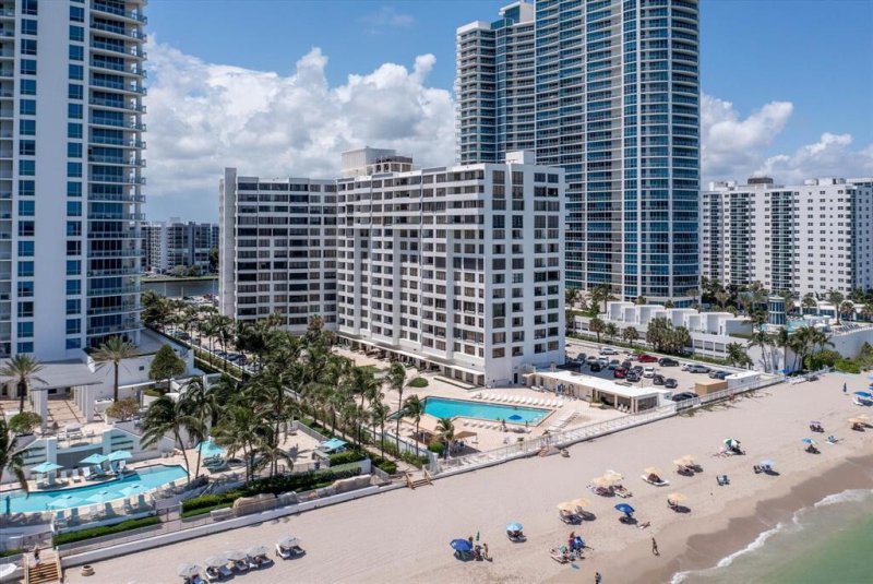 Condo for sale at Alexander Towers 203