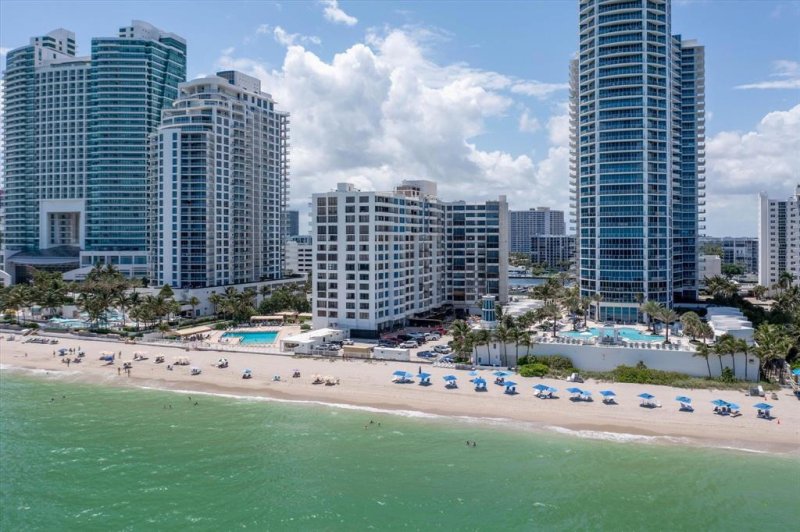 Condo for sale at Alexander Towers 203