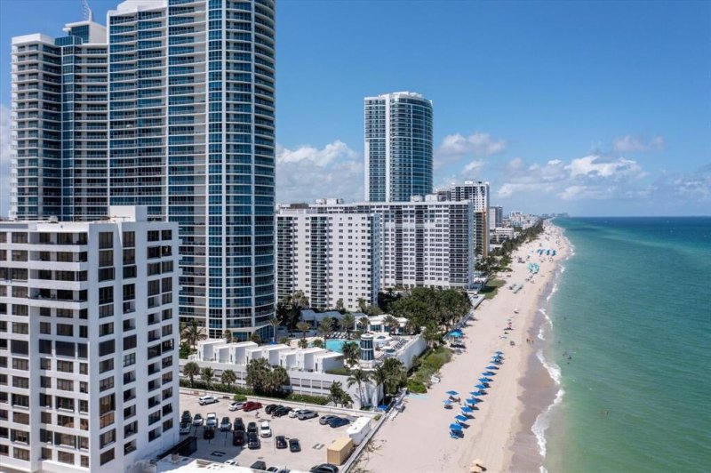 Condo for sale at Alexander Towers 203
