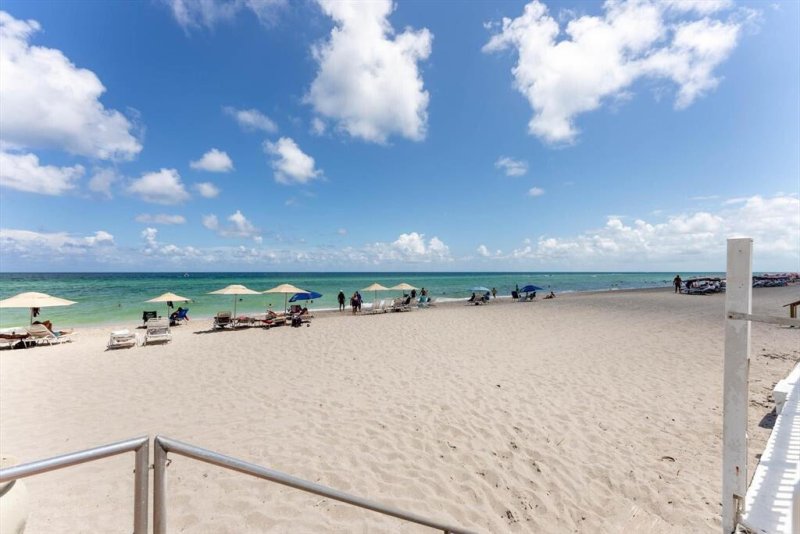 Condo for sale at Alexander Towers 203