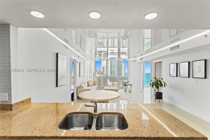 Comprar apartamento no Ocean Four 3502
