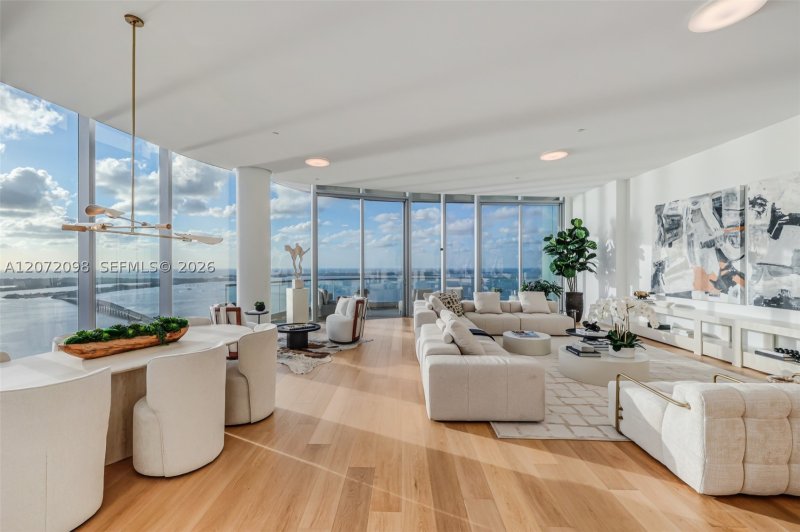 Comprar apartamento no Una Residences at Brickell PH4301