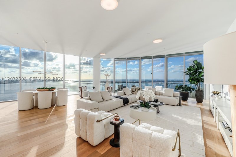 Comprar apartamento no Una Residences at Brickell PH4301