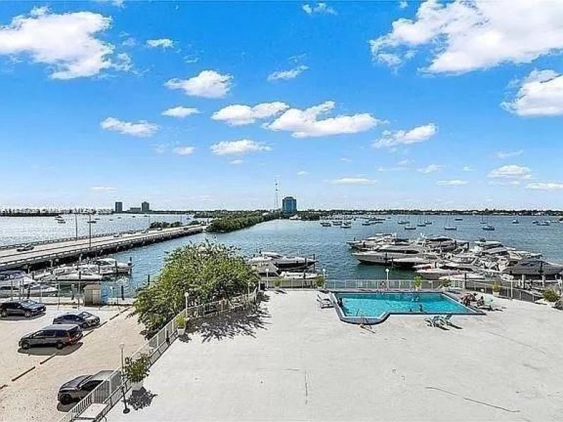 Comprar apartamento en Bayshore Yacht Tennis Club 407