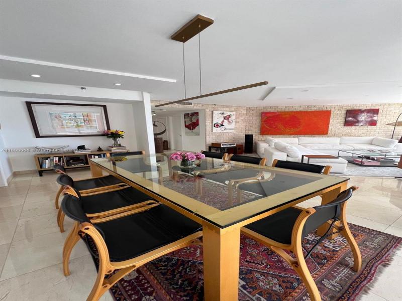 Condo for sale at Villa Regina 2005