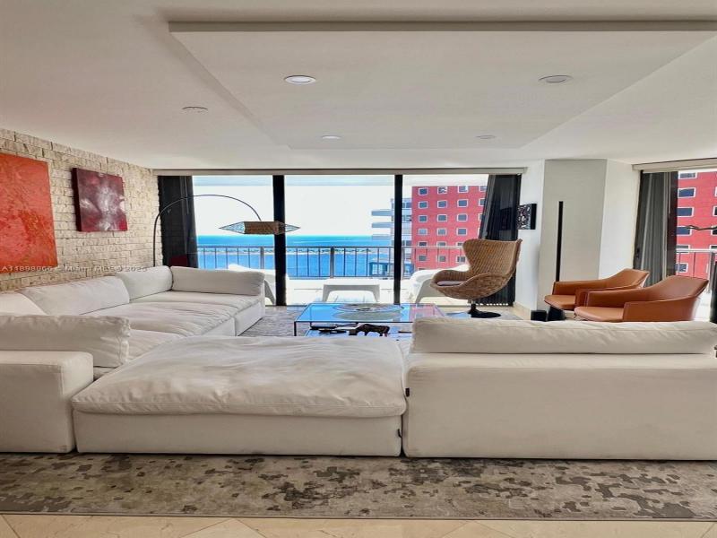 Condo for sale at Villa Regina 2005