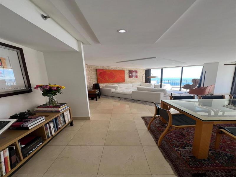 Condo for sale at Villa Regina 2005