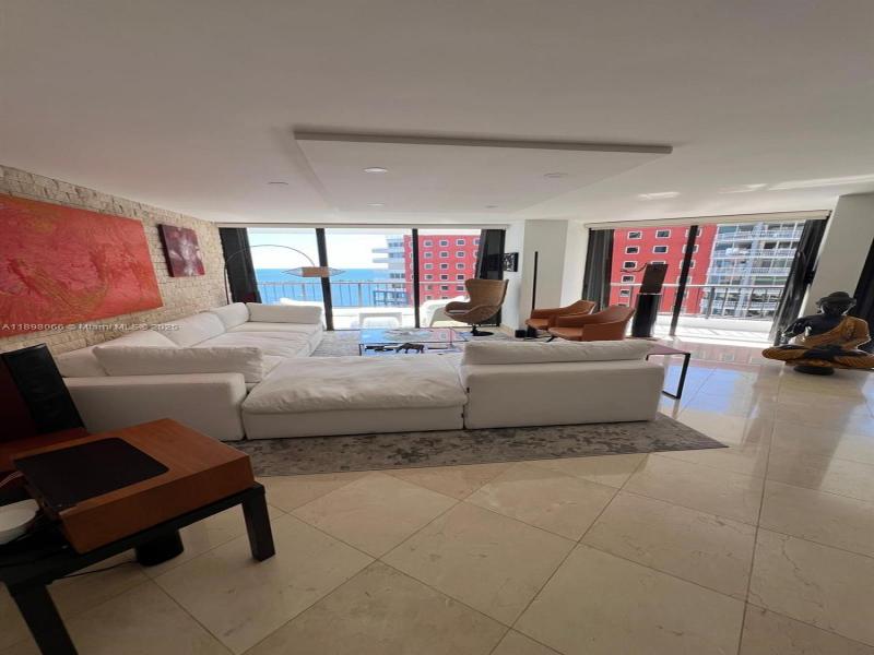 Condo for sale at Villa Regina 2005