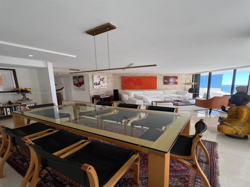 Condo for sale at Villa Regina 2005