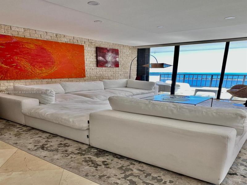 Villa Regina Apt #2005