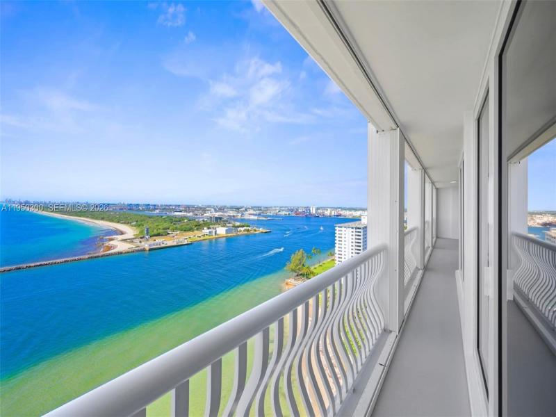 Condo for sale at Point of Americas 2204