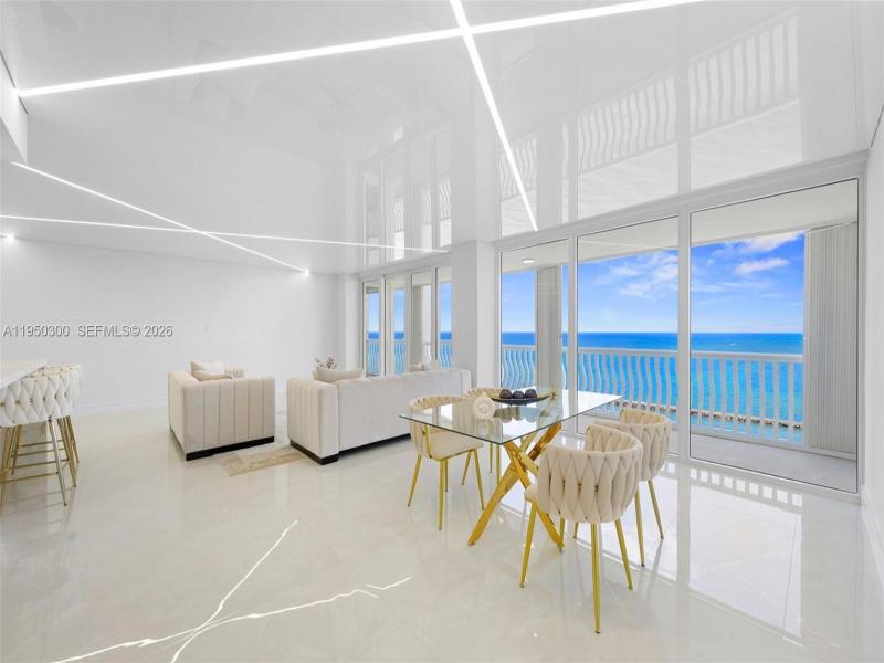 Condo for sale at Point of Americas 2204