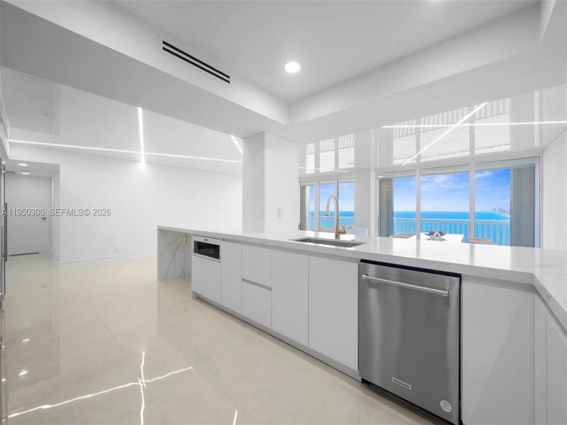 Condo for sale at Point of Americas 2204