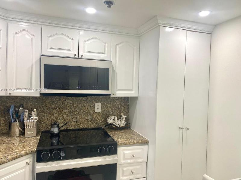 Condo for sale at Winston Towers 403
