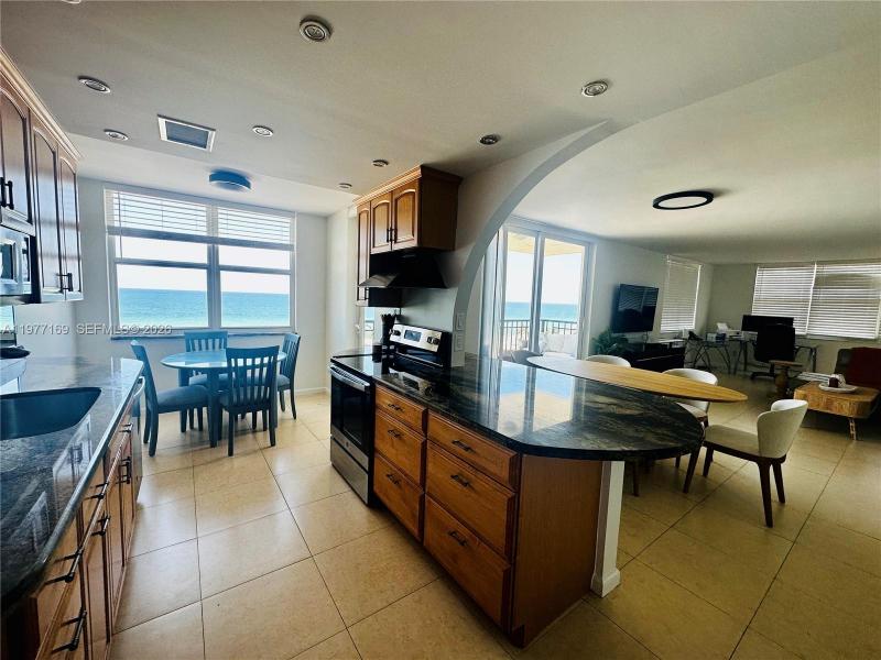 Apartment for rent at Oxford Towers 1006