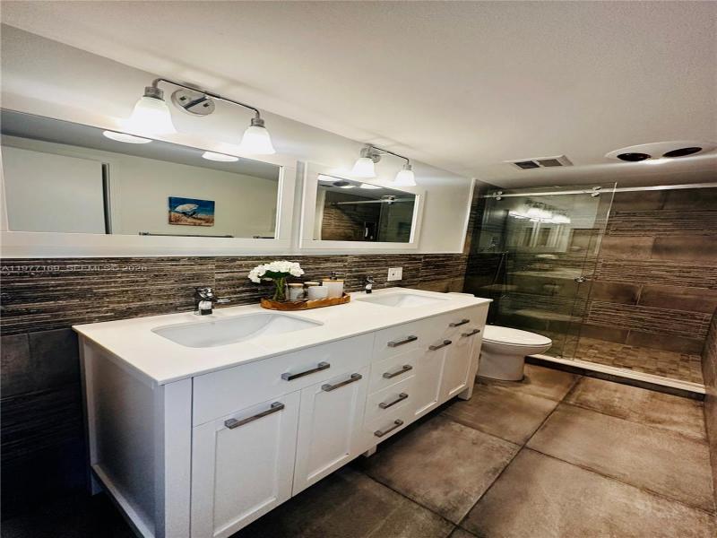 Apartment for rent at Oxford Towers 1006