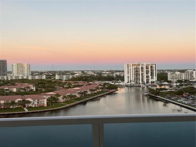 Condo for sale at Hallmark of Hollywood 1623