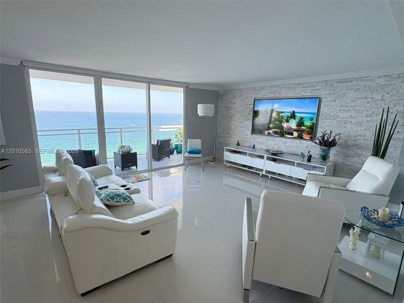 Condo for sale at Parker Plaza Estates 1812