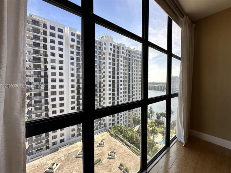 Comprar apartamento no Biscayne Cove 1408