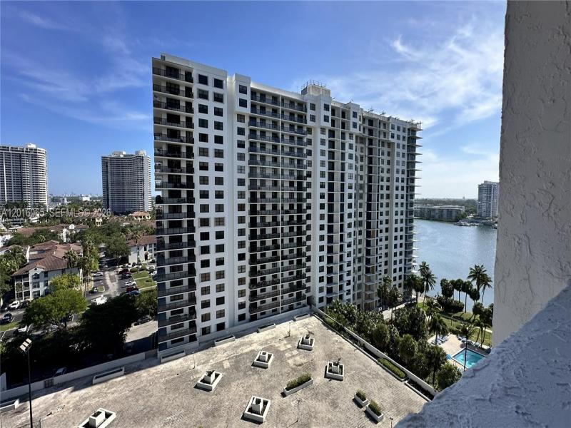 Comprar apartamento no Biscayne Cove 1408