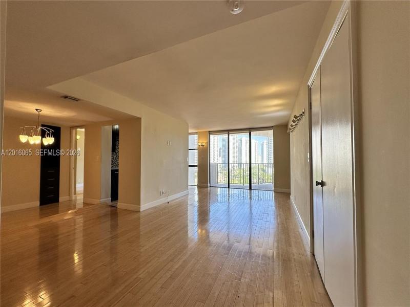 Comprar apartamento no Biscayne Cove 1408