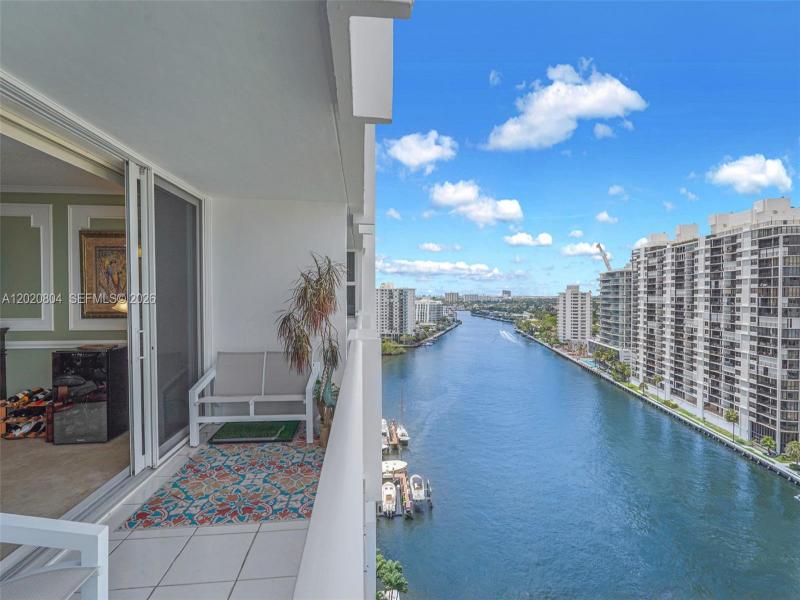 Condo for sale at Sunrise East 17E