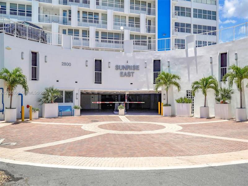 Condo for sale at Sunrise East 17E