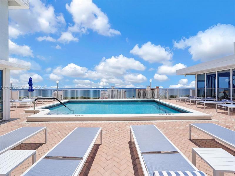 Condo for sale at Sunrise East 17E