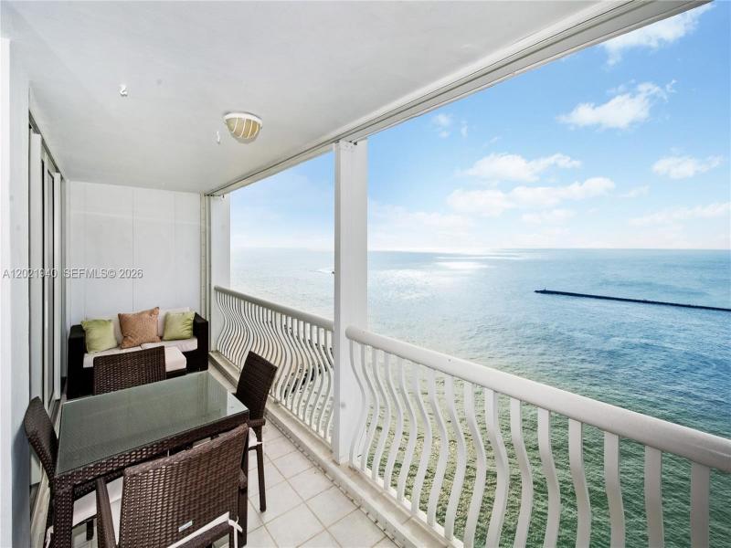 Condo for sale at Point of Americas 1405
