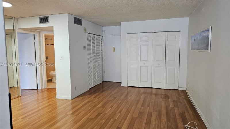 Apartment for rent at Plaza of the Americas 217