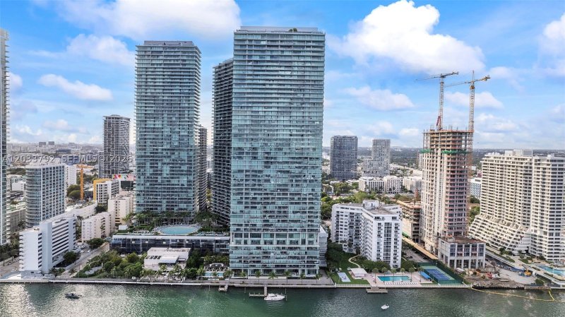 Apartment for rent at One Paraiso 4204