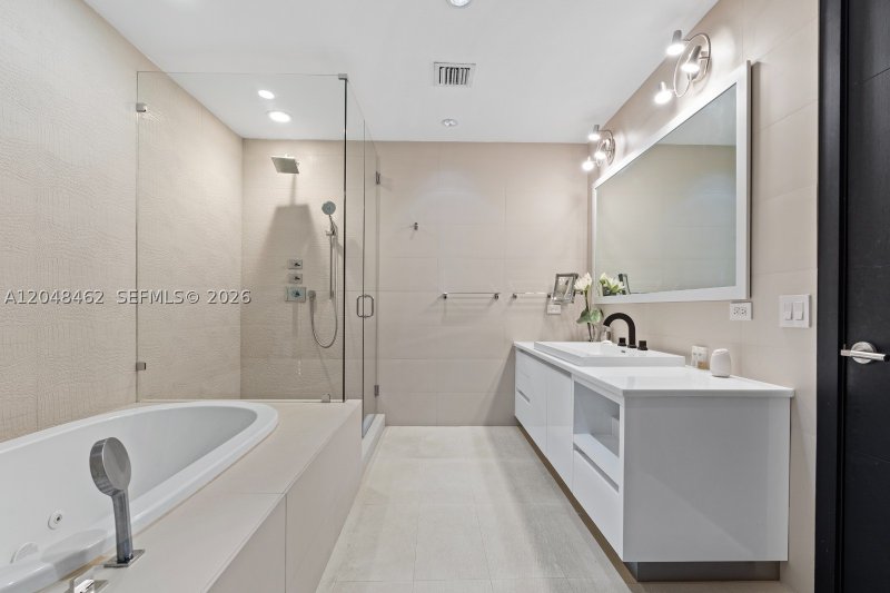 Condo for sale at Four Seasons Millenium Tower I 42E