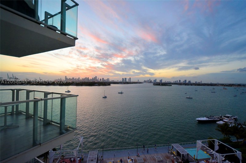Comprar apartamento no 1100 West Condo (Mondrian located) 1016