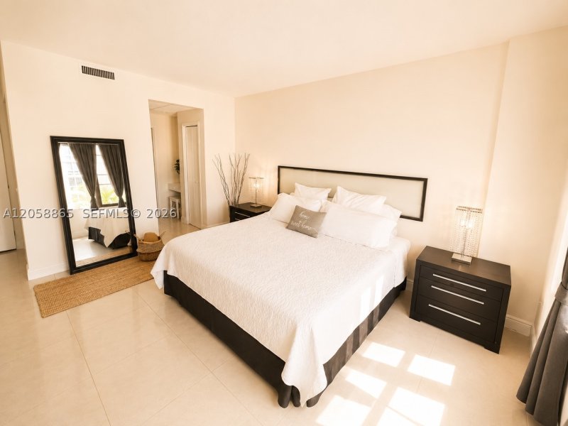 Condo for sale at Alexander Towers 411