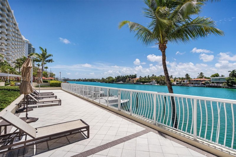 Comprar apartamento no 5600 Collins 7J