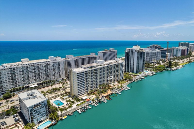 Comprar apartamento no 5600 Collins 7J