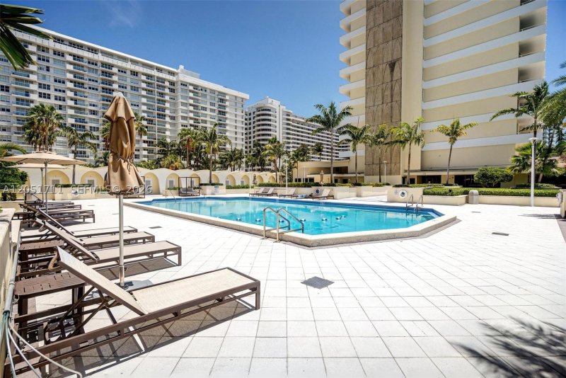 Comprar apartamento no 5600 Collins 7J